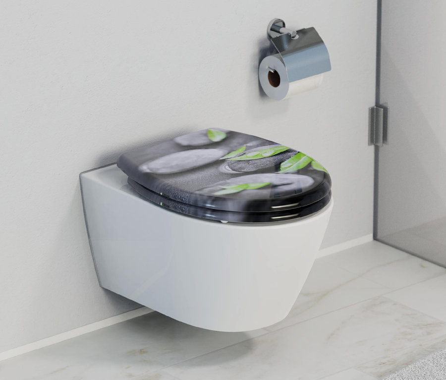 Weiße Toilette mit Duroplast WC-Sitz Stone mit Stein- und Blattmotiv.