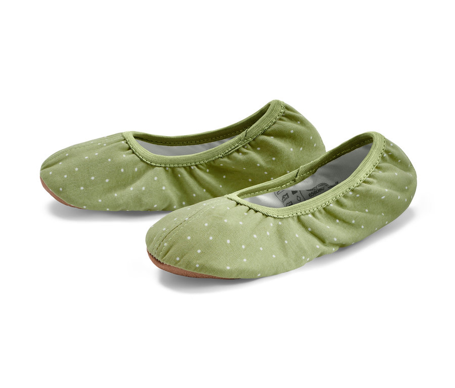 Zwei hellgrüne Kleinkinder-Gymnastikschuhe mit weißen Punkten.