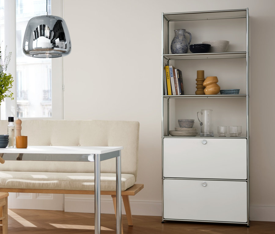 Esszimmer Interieur mit Chrom-Pendelleuchte, Metalltisch, Regal mit Schubladen und Esszimmerstühlen.