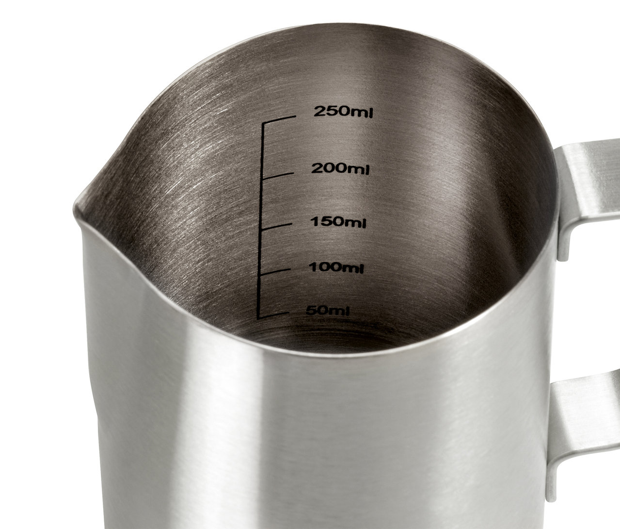 Detailaufnahme eines Milchkännchens aus Edelstahl, 300 ml, mit Messskala.