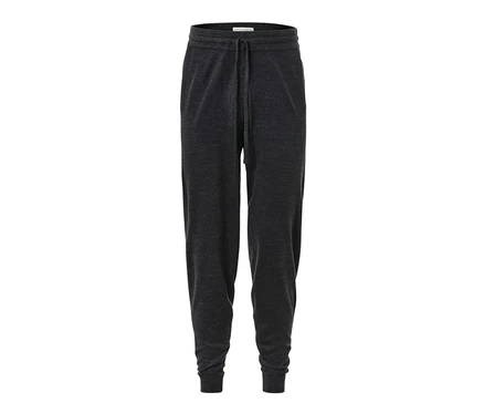 Eine graue Feinstrick-Homewearhose liegt vor einem weißen Hintergrund.