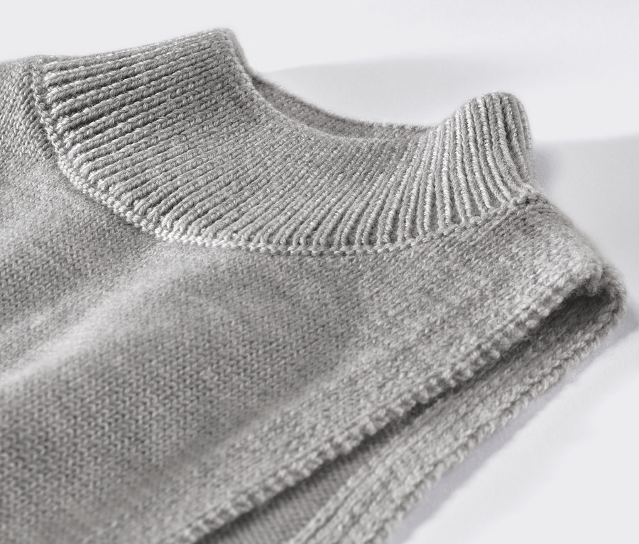 Detailansicht eines Kinder-Woll-Rollkragenschals.