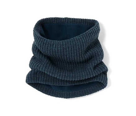Nahaufnahme eines Strickschlauchschals auf weißem Hintergrund.