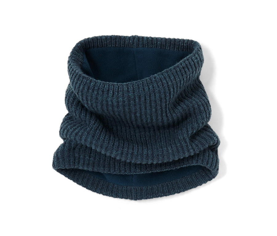 Nahaufnahme eines Strickschlauchschals auf weißem Hintergrund.