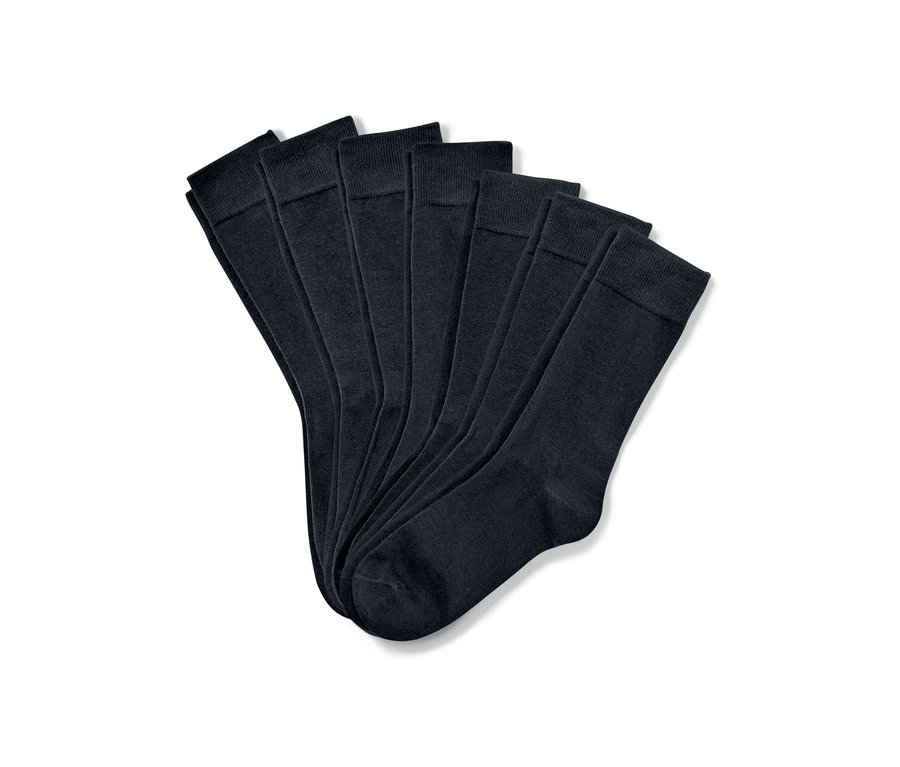 Sieben Paar Socken.
