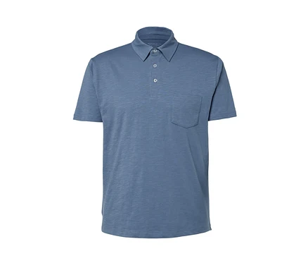 Ein hellblau meliertes Jersey-Poloshirt mit kurzen Ärmeln und einer Brusttasche.