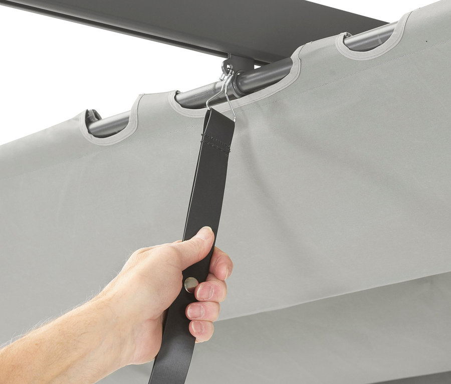 Eine Hand hält einen schwarzen Gurt, der an einer silbernen Metallstruktur einer Leco Pergola befestigt ist.
