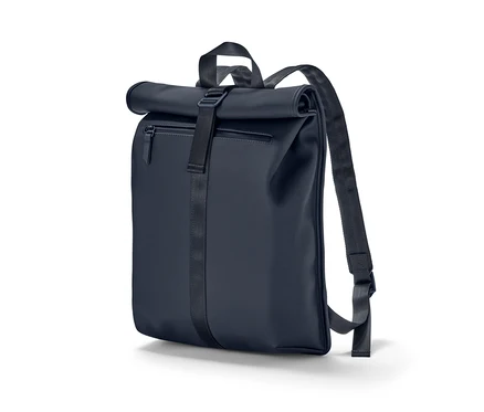 Ein blauer Regenrucksack, zusammengerollt auf einem weißen Hintergrund.