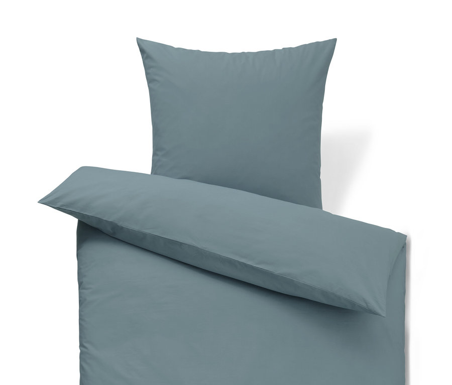 Ein blaues Perkal-Bettwäscheset bestehend aus einem Bettlaken und einem Kissenbezug.