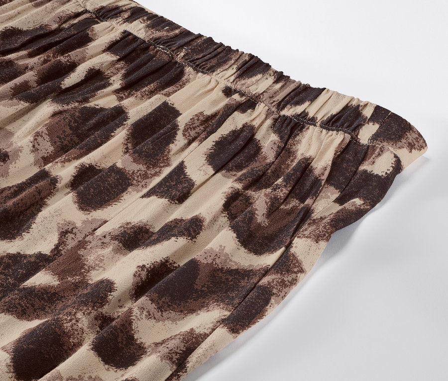 Detailansicht eines bedruckten Midirocks.