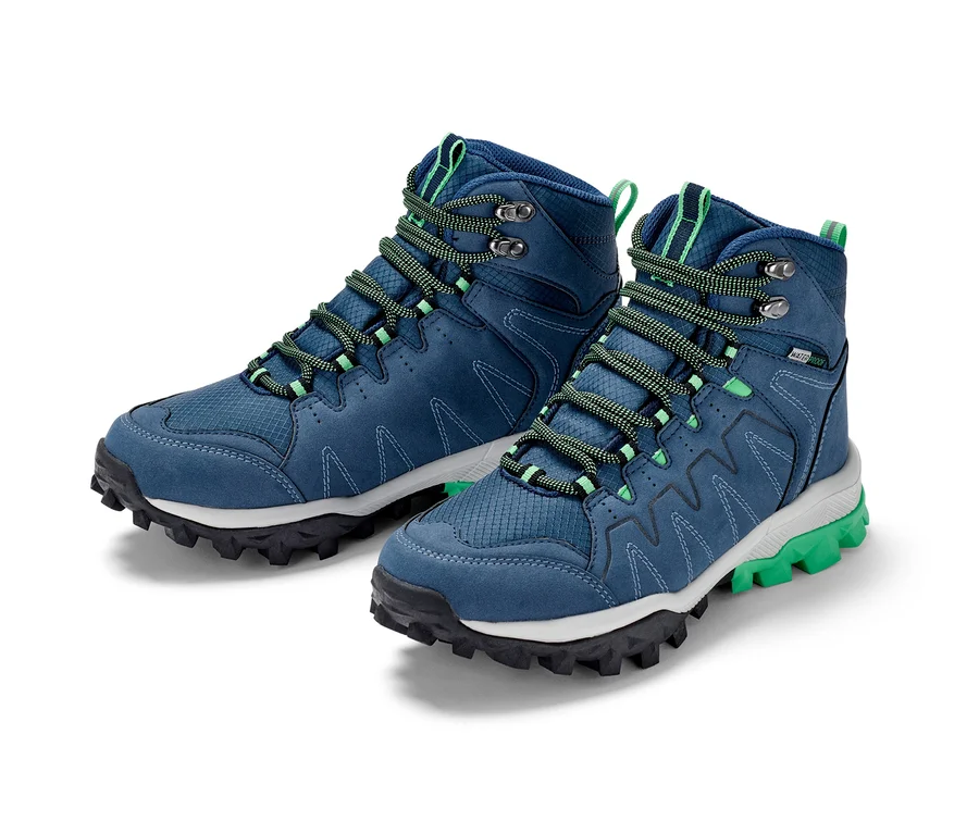 Zwei Trekking-Schuhe auf weißem Hintergrund.