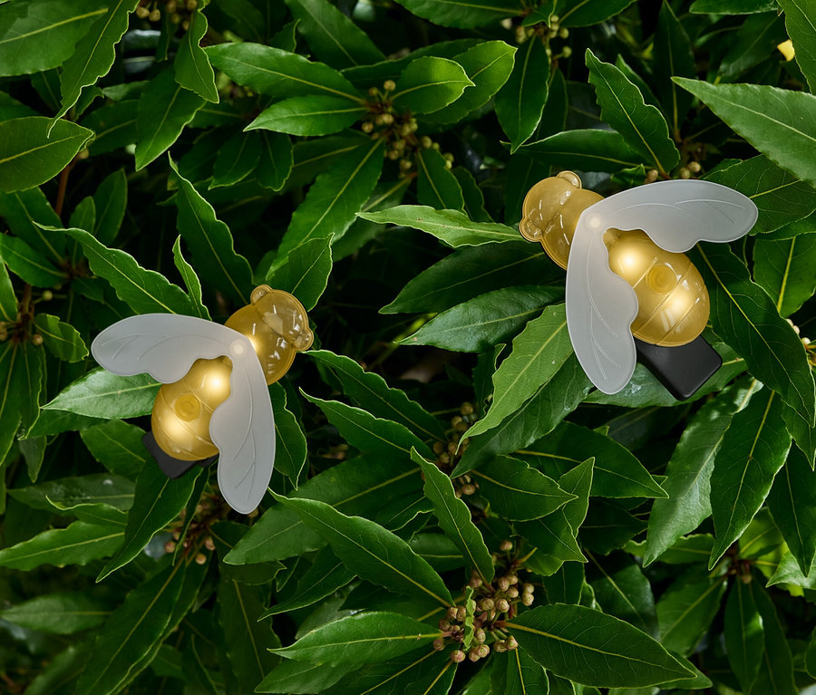 Zwei LED-Bienen auf grünen Blättern.