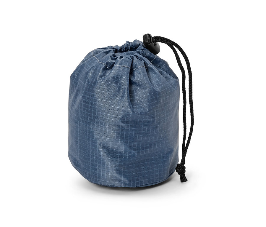 Ein blauer Outdoor-Meshbeutel mit Kordelzug.
