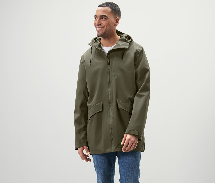 Mann steht und trägt eine Outdoorjacke.