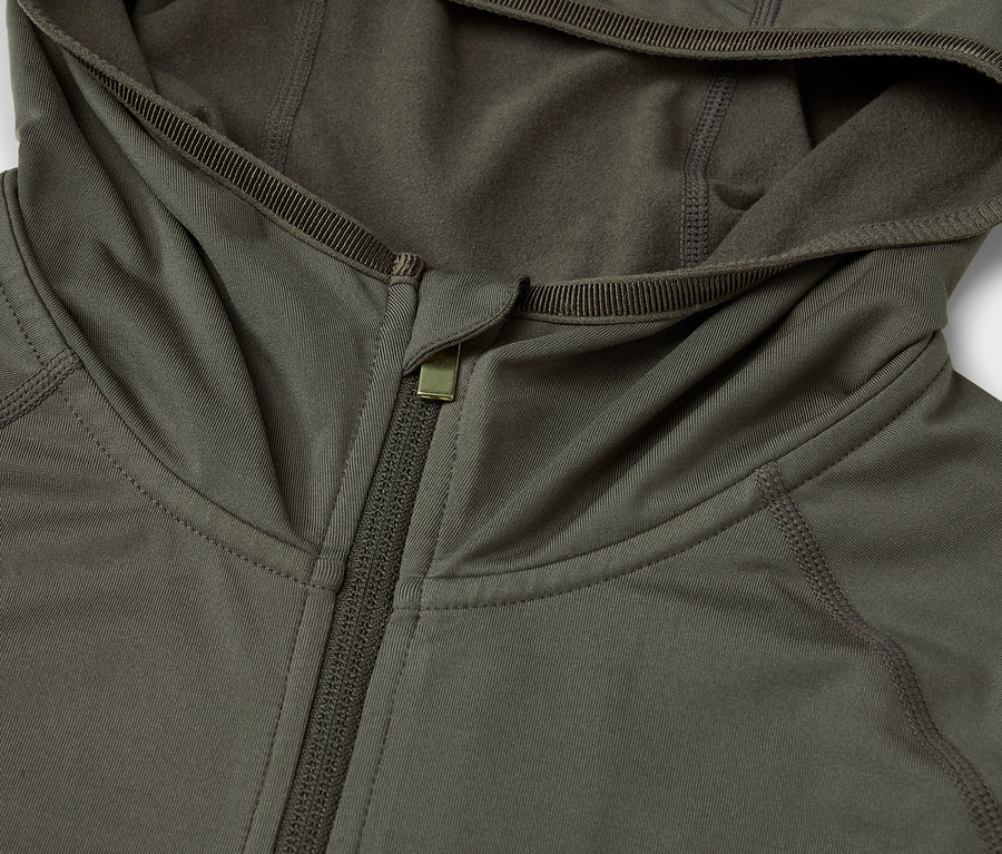 Detailansicht einer olivgrünen Kapuzenjacke mit Reißverschluss.