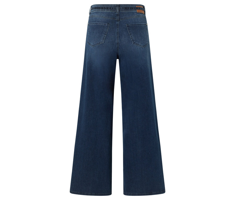 Rückansicht einer dunkelblauen, weit geschnittenen Jeans.