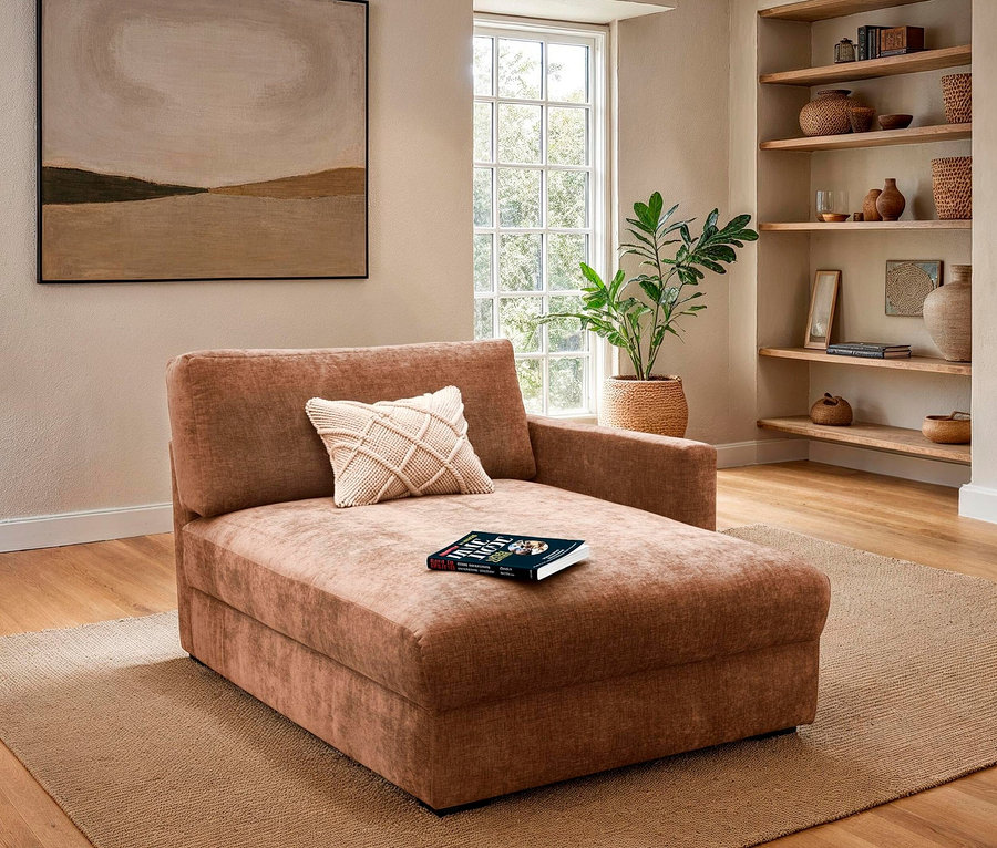 Braunes Sofa mit Kissen und Buch auf beigem Teppich im Wohnzimmer.