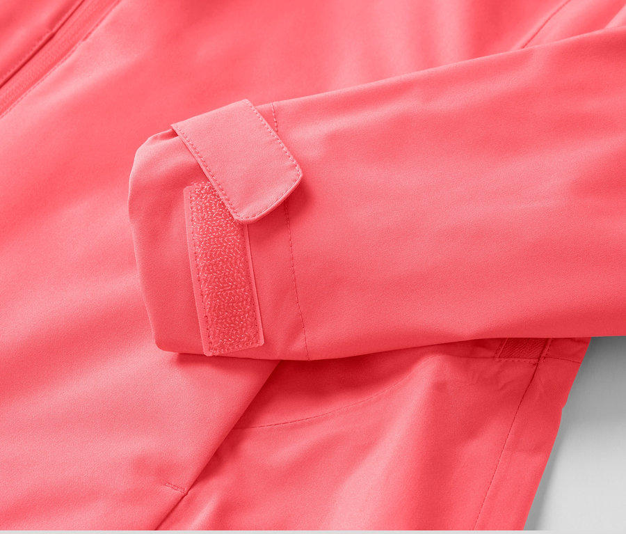 Detailansicht einer pinkfarbenen 2,5-Lagen-Outdoorjacke mit Klettverschluss am Ärmel.