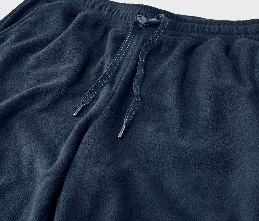 Detailaufnahme marineblauer Trainingshose mit Kordelzug.