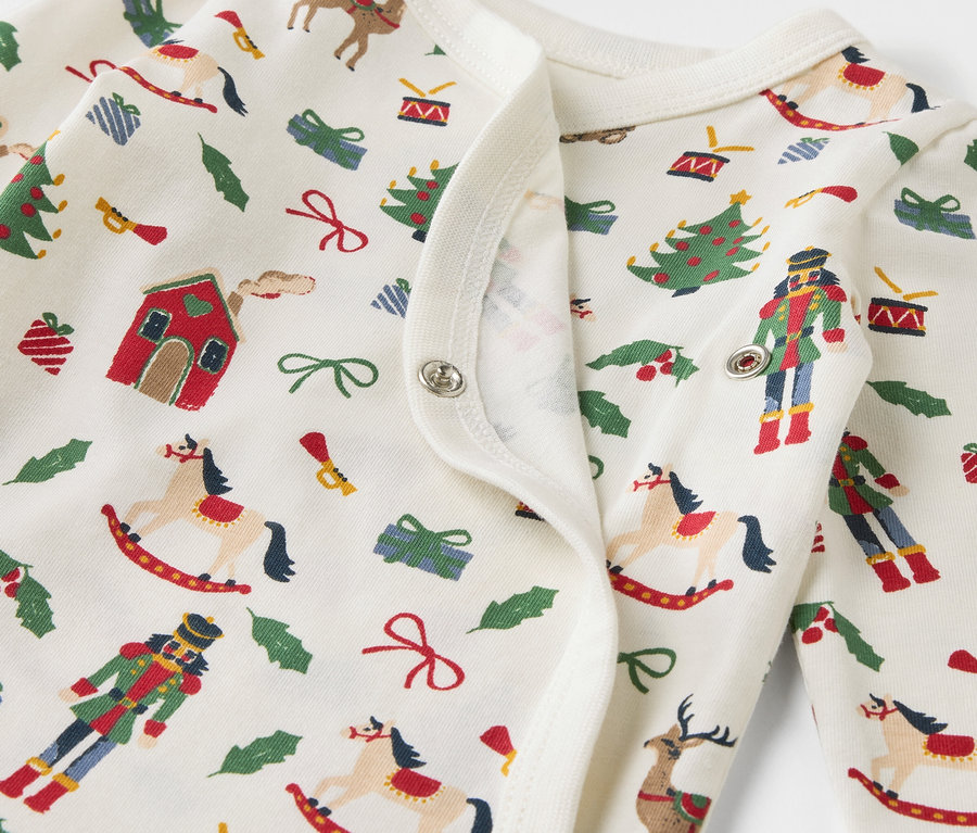 Detail eines Baumwollbodys mit Weihnachtsmotiv.