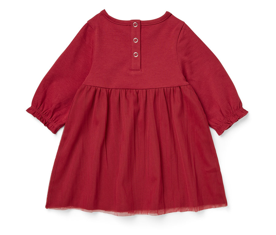 Detail eines roten, langärmeligen Kleides mit Tüllrock.