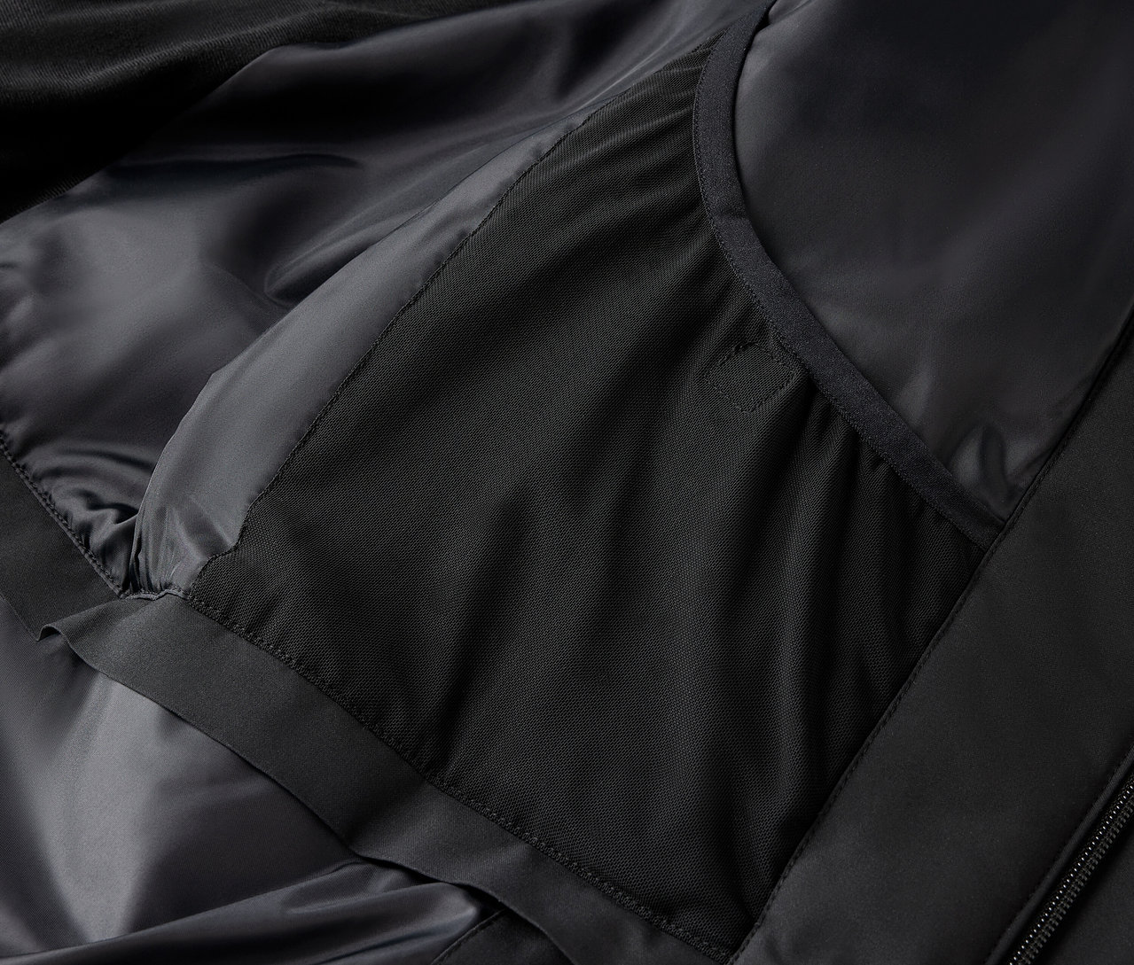 Detailaufnahme einer schwarzen Jacke mit Innentasche.