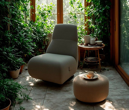 Innenraum mit Domo Collection Drehsessel mit Sunbrella®-Stoff, Flanelle und Hocker mit Tasse.