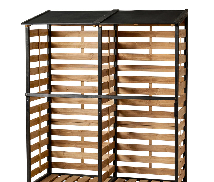 Doppelter Holzschuppen mit schwarzem Dach und Holzlatten.