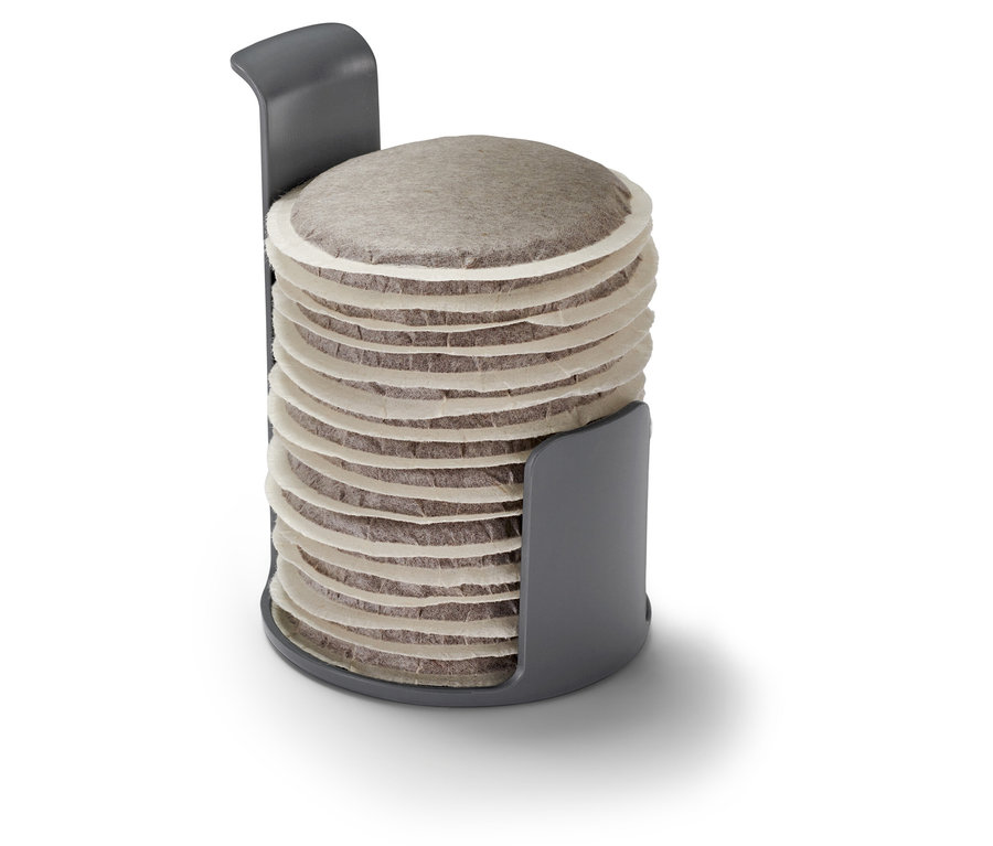 Türkise Paddose mit Kaffeepads gefüllt.