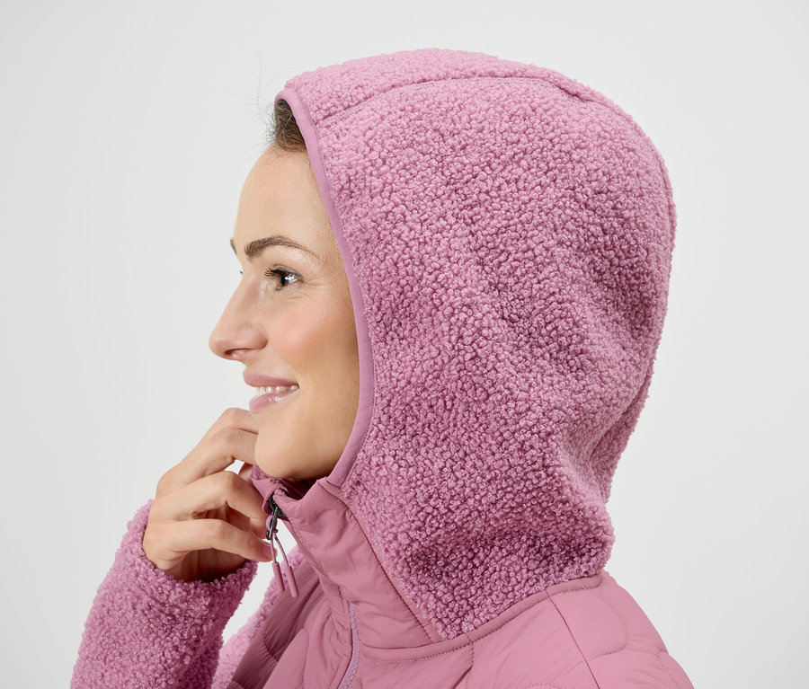 Frau mit rosa Kapuzenjacke.