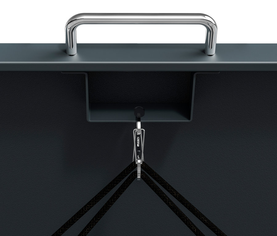 Detailansicht einer grauen Mülltonnenbox, 1er, mit einem Metallgriff und einem Schlüssel, der innen hängt.