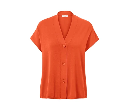 Orangefarbener, kurzärmliger Cardigan mit drei Knöpfen.