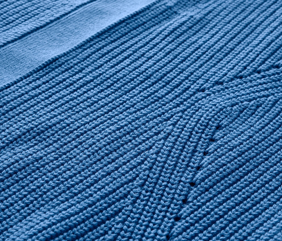Detailaufnahme eines blauen, offenen Cardigans.