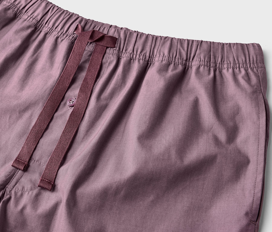 Nahaufnahme von lilafarbenen Shorty-Pyjamahosen mit elastischem Bund und Kordelzug.