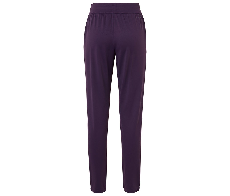 Violette Hosen von hinten gesehen.