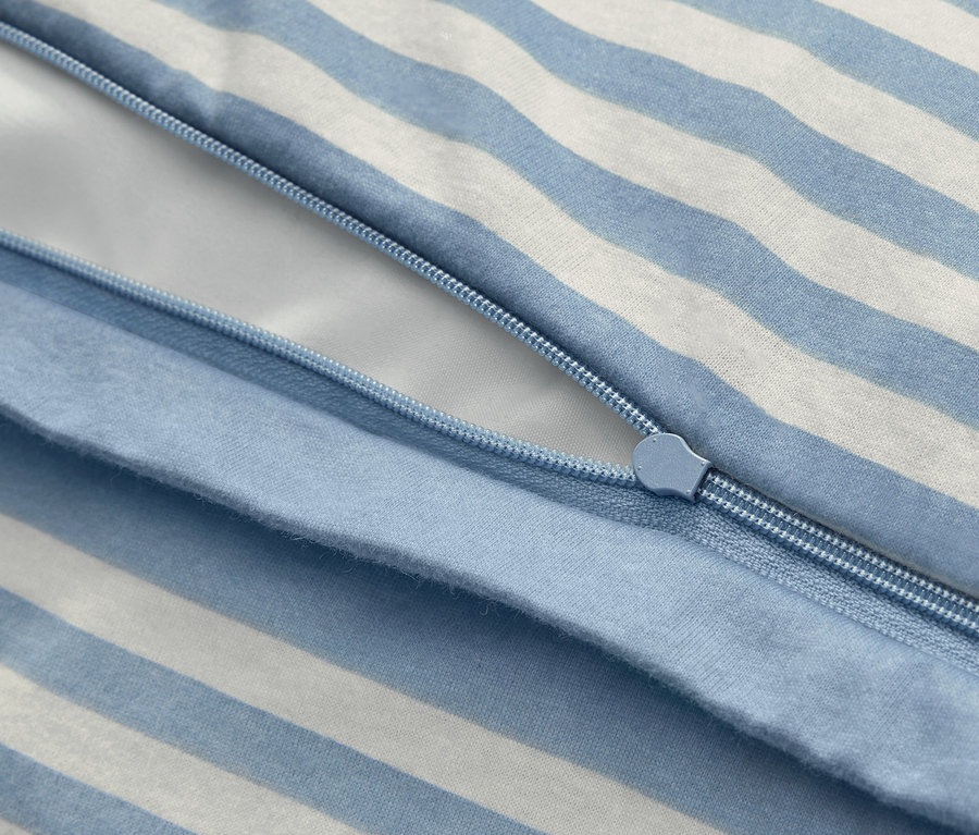 Detailansicht von Winterjersey-Bettwäsche in Normalgröße mit blau-weißen Streifen und Reißverschluss.