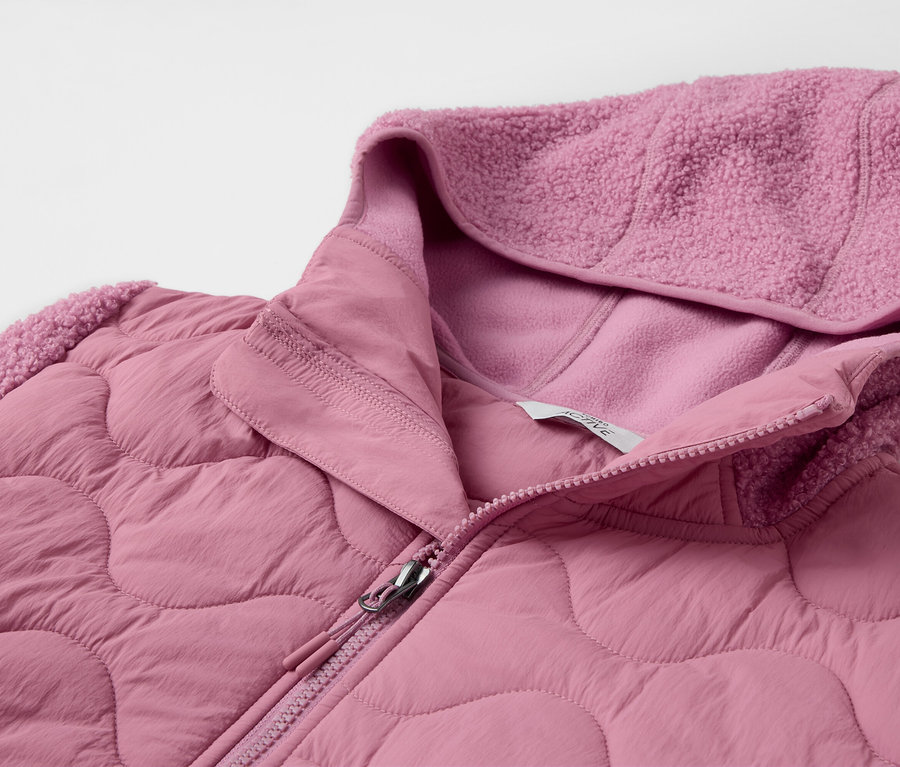 Detailaufnahme einer rosa gesteppten Jacke mit Kapuze und Reißverschluss.