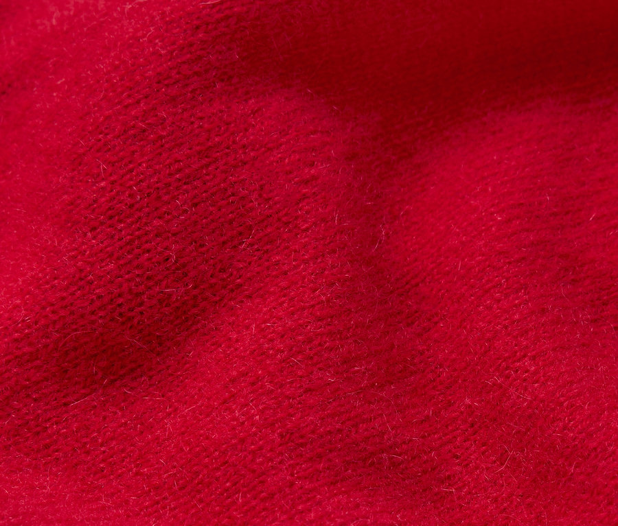 Detailaufnahme eines roten Stoffes.