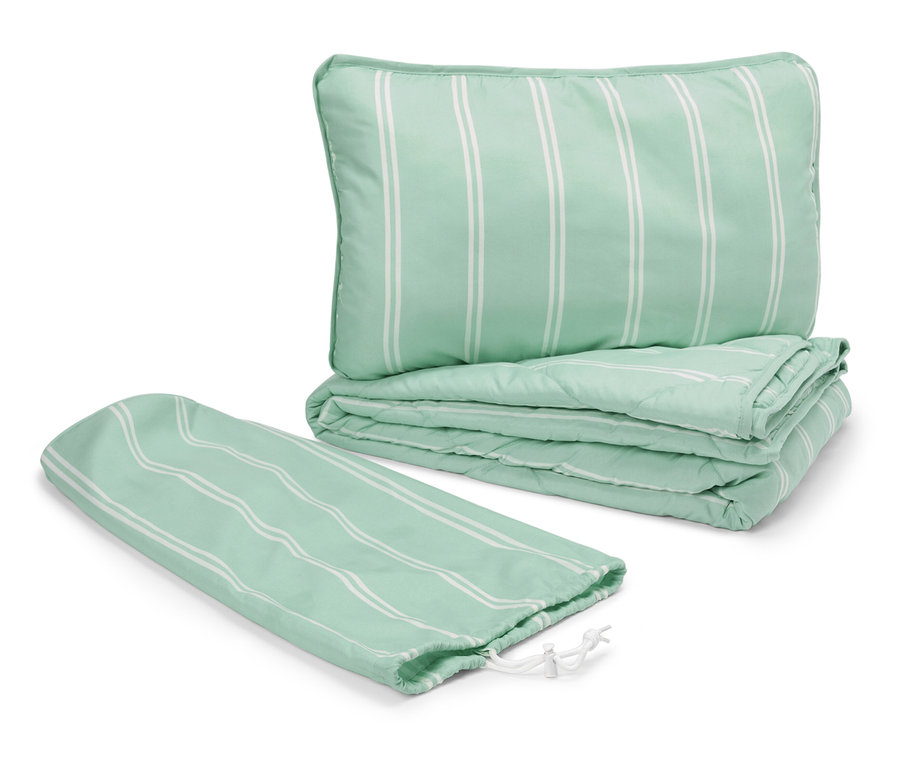 Ein grün gestepptes Kissen und eine Decke mit weißen Streifen neben einer Hülle mit Kordelzug.