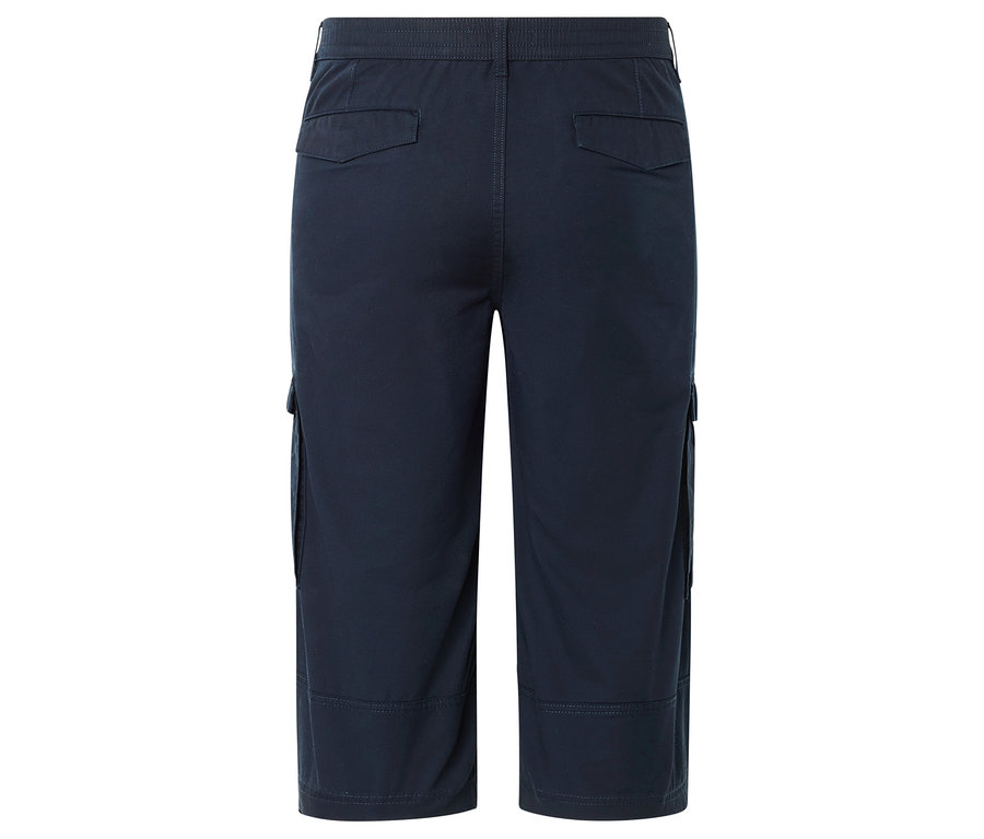 Dunkelblaue Dreiviertelhose mit Taschen hinten und an den Seiten.