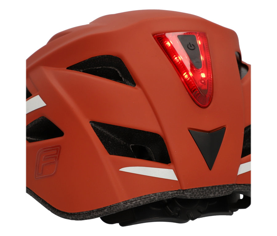 Nahaufnahme eines orangefarbenen Fahrradhelms mit Licht und Belüftungsöffnungen.
