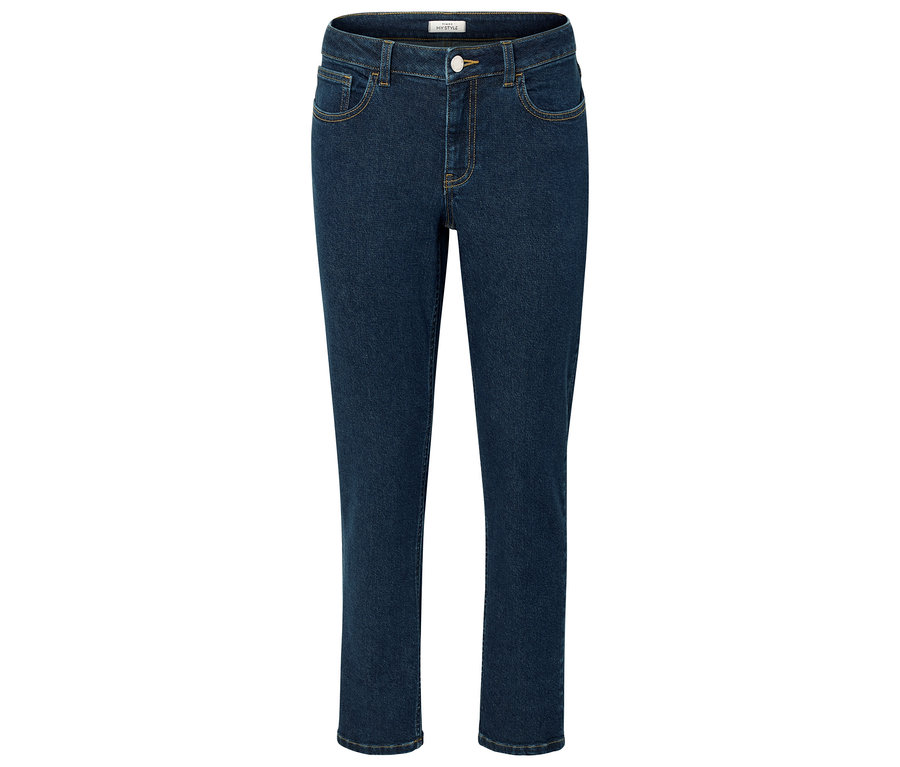 Dunkelblaue Jeanshose vor einem weißen Hintergrund.