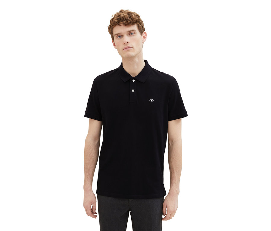 Mann trägt ein schwarzes Tom Tailor Piqué Poloshirt.