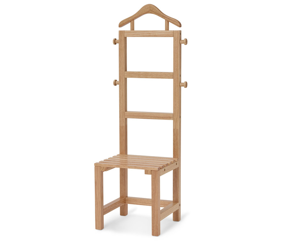 Ein hölzerner Stuhl mit integriertem Kleiderständer steht vor einem weißen Hintergrund.