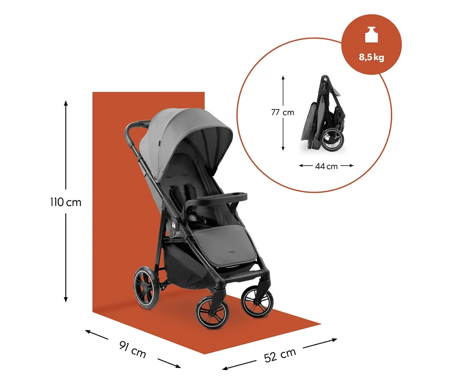 Ein grauer Kinderwagen steht auf einer orangefarbenen Oberfläche mit Maßangaben.