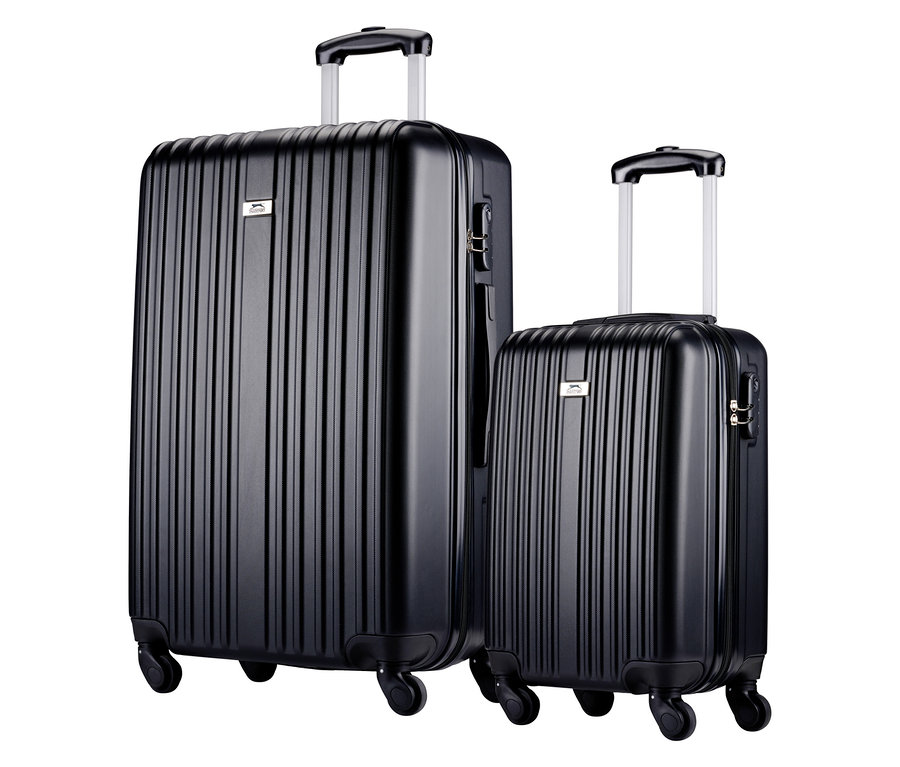 Zwei schwarze Koffer mit Teleskopgriffen stehen nebeneinander vor einem weißen Hintergrund.