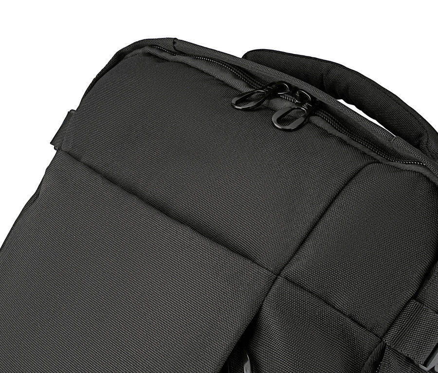 Detailaufnahme eines schwarzen Rucksacks mit Reißverschluss oben.