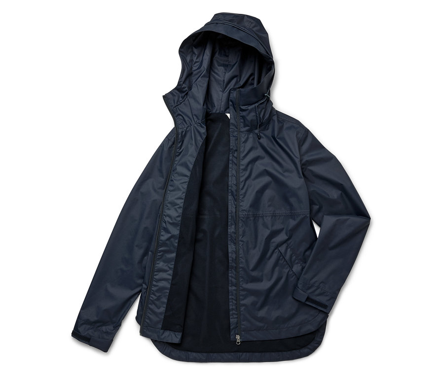 Geöffnete marineblaue Regenjacke mit Kapuze und dunklem Innenfutter.