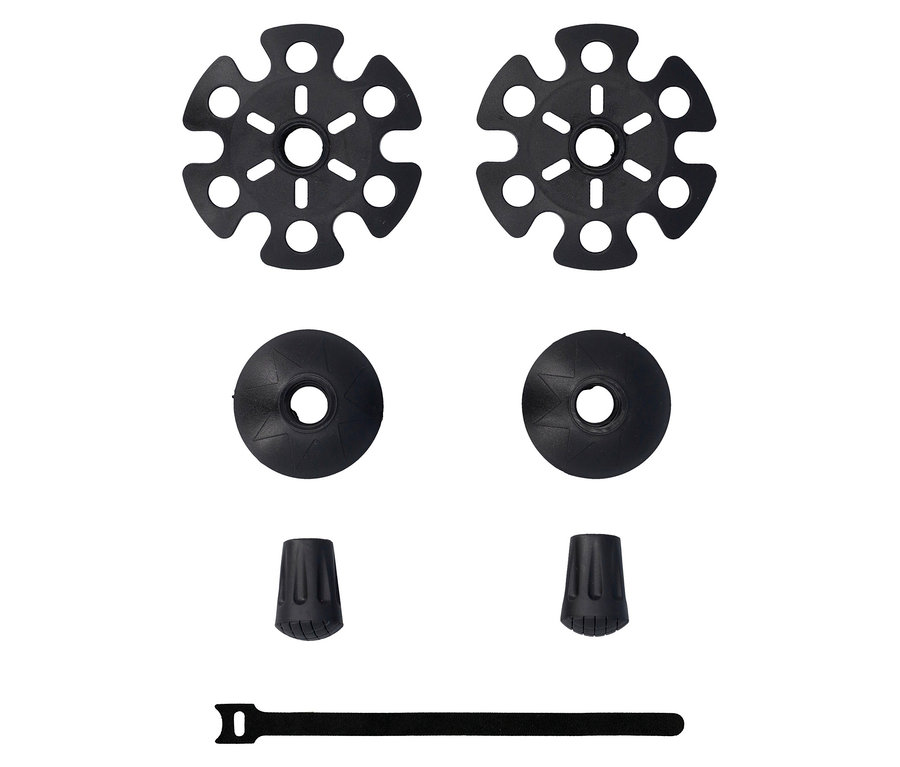 Verschiedene schwarze Wanderstockaufsätze und ein Klettband liegen auf einem weißen Hintergrund.