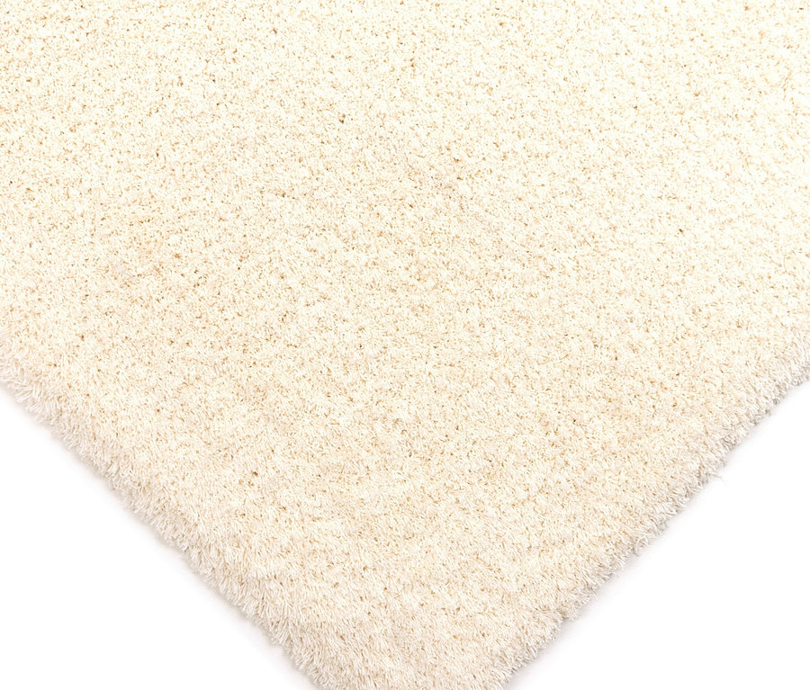 Nahaufnahme einer Ecke des cremefarbenen Teppichs »Pleasure«.